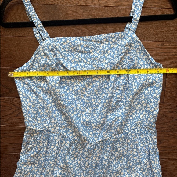 Blue Floral Romper size M Old Navy - like new condition romper cute for summer - Picture 5 of 8